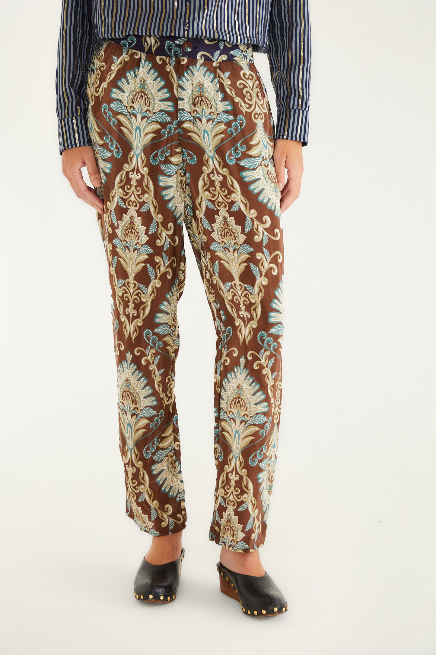 FARM Rio model wearing the Brown Wonderful Arabesque Pants