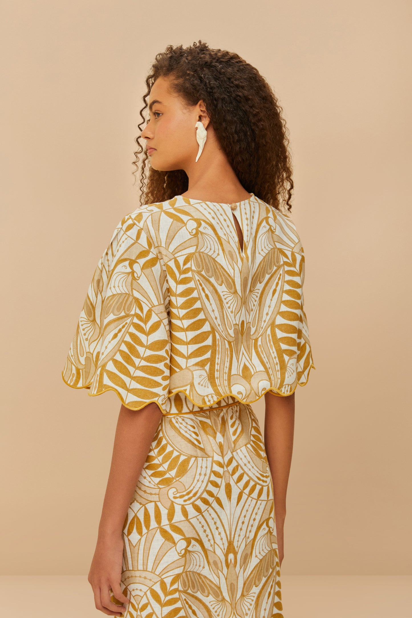 FARM Rio model wearing the off-white lace nature euroflax™ premium linen blouse