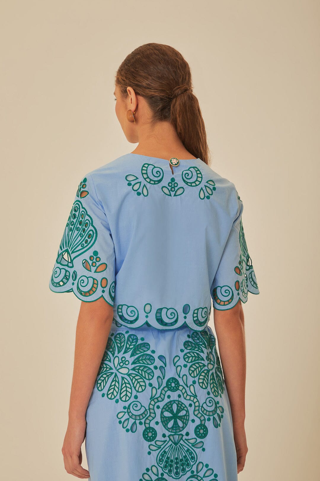 FARM Rio model wearing the Light Blue And Green Graphic Richelieu Crop Top