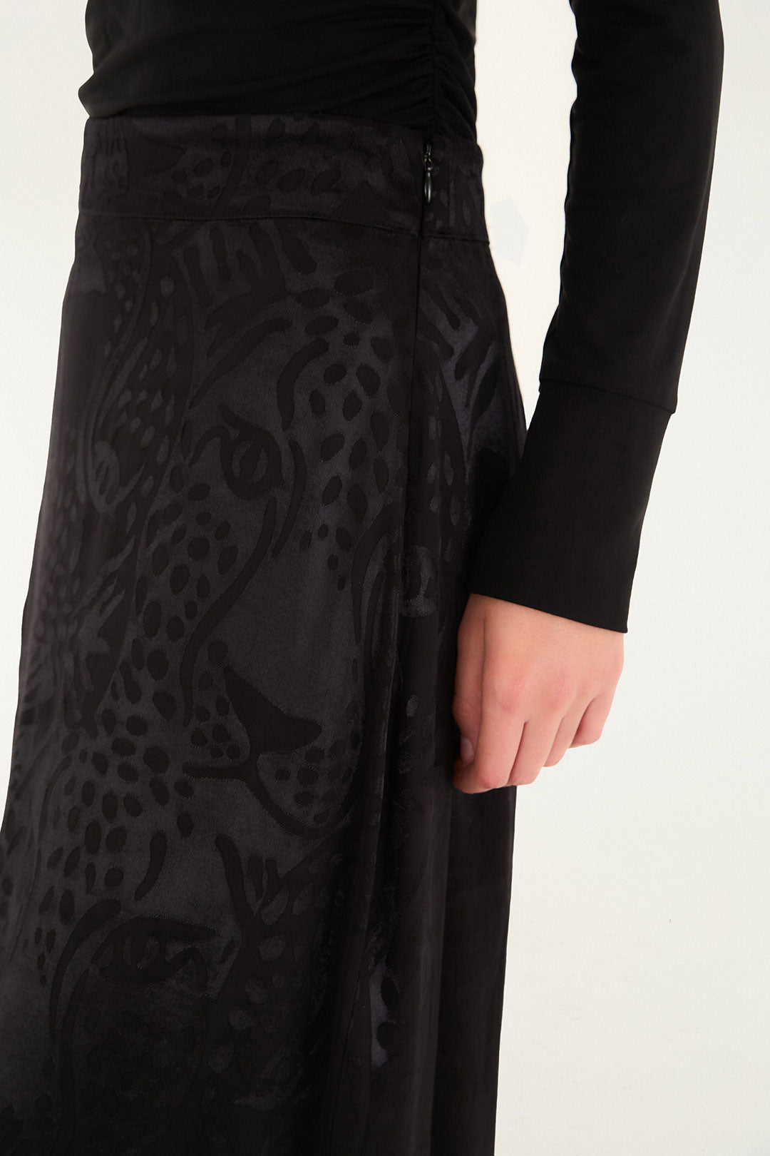 منتصف الليل Leopards Black Jacquard Maxi Skirt
